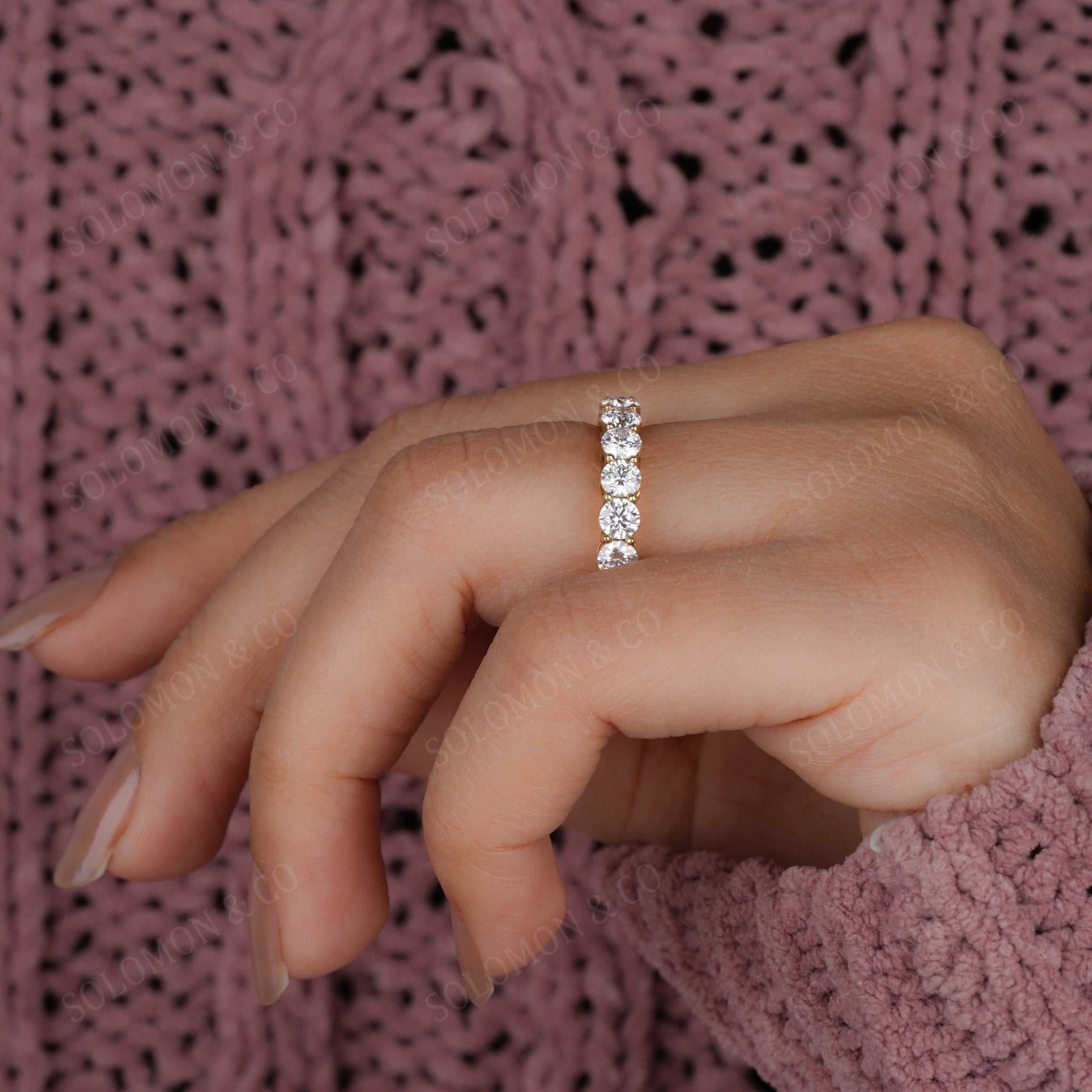 Brilliant Round VVS Moissanite Shared Prong Wedding Ring